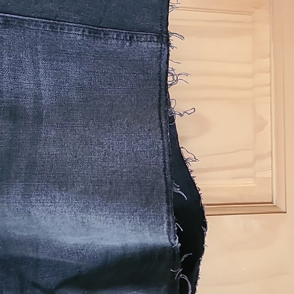 Old Navy Mid Rise Boyfriend Denim Shorts - Picture 2 of 4